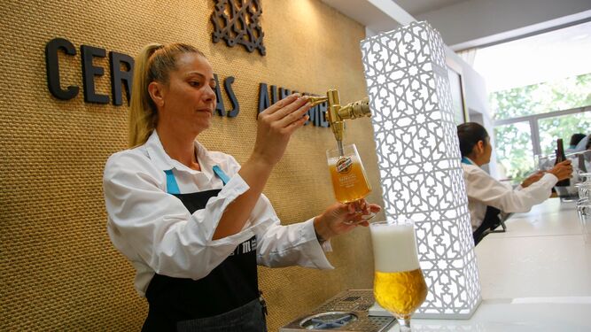 Una camarera tira una cerveza durante la degustación posterior a la visita a la planta Mahou San Miguel de Córdoba.