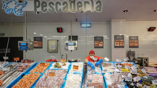 Una pescadería dentro de un supermercado.