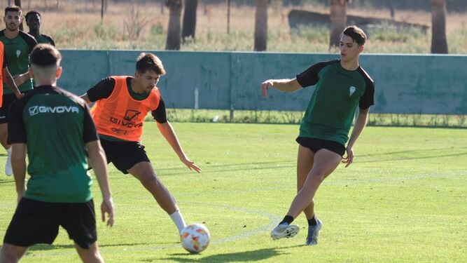 Álex Sala pasa el balón en su primer entrenamiento con el Córdoba CF.