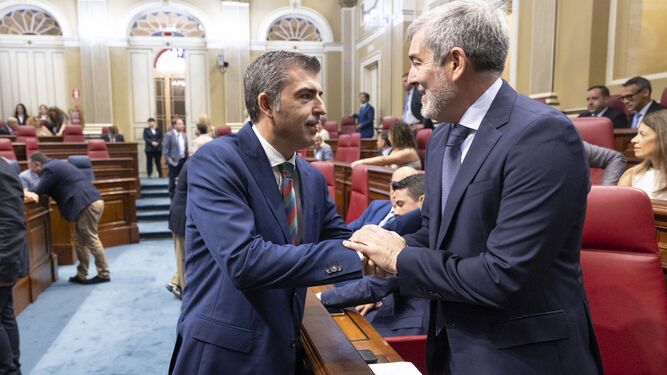 Fernando Clavijo, a la derecha, saluda a Manuel Domínguez en el debate de investidura del Gobierno de Canarias.