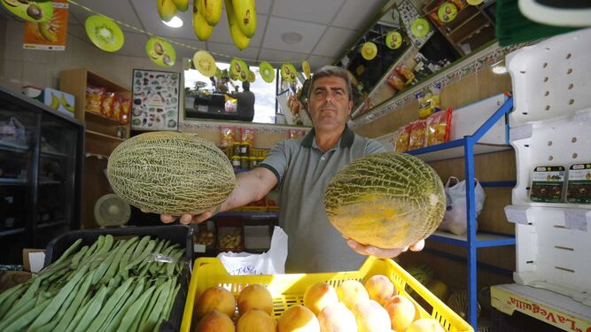 Francisco Ramos sostiene dos melones de la frutería Ramos.