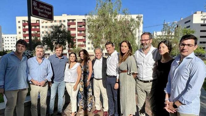 Dirigentes del PP de Córdoba en los Jardines de Miguel Ángel Blanco.