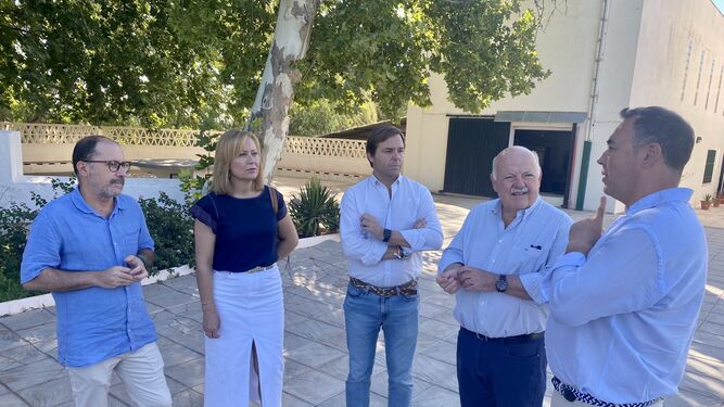 Antonio Repullo, Jesús Aguirre e Isabel Prieto tras una visita a Proyecto Hombre en Córdoba.