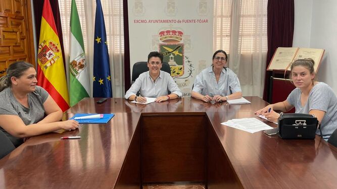 Un momento de la firma del contrato en el Ayuntamiento de Fuente-Tójar.
