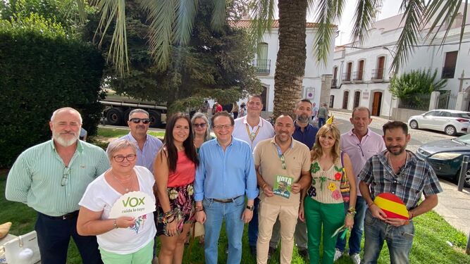 Los candidatos de Vox, en su visita a Pozoblanco.