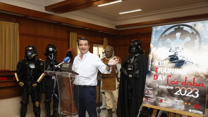 El alcalde de Córdoba, José María Bellido, en la presentación del cartel del desfile de Star Wars.