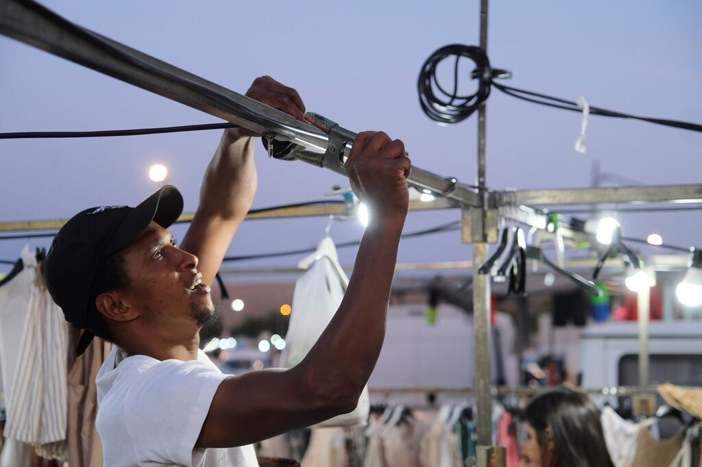 Los ambulantes celebran el primer mercadillo nocturno de El Arenal, en im&aacute;genes
