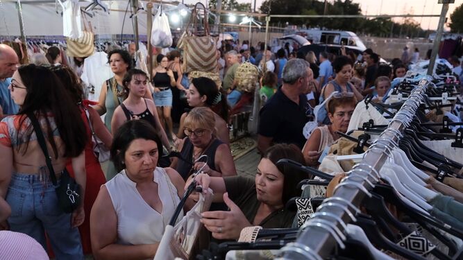 Los ambulantes celebran el primer mercadillo nocturno de El Arenal, en imágenes
