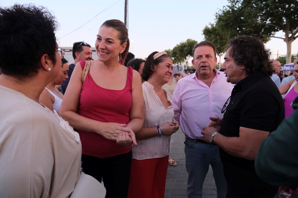 Los ambulantes celebran el primer mercadillo nocturno de El Arenal, en im&aacute;genes
