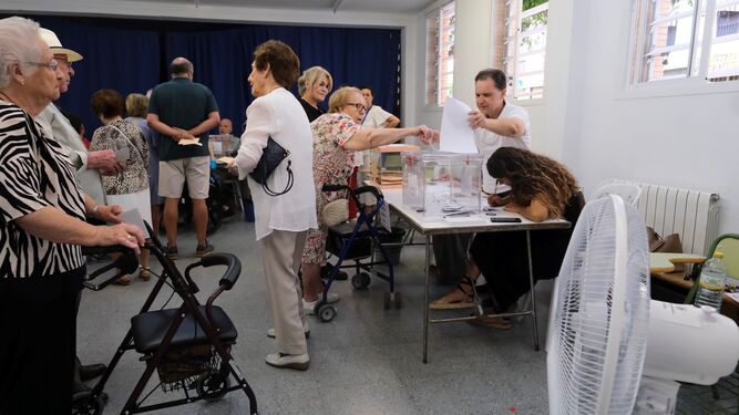 Los cordobeses votan en un colegio de la capital.