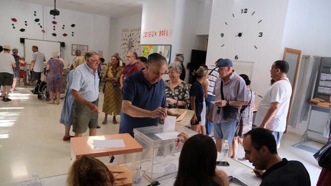 Electores votando en un colegio de Córdoba.