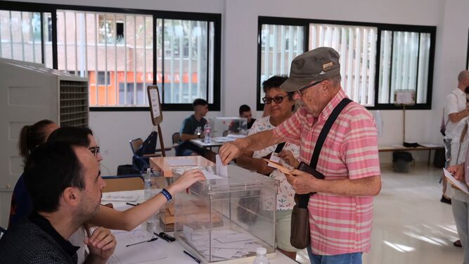 Dos personas depositan su voto en un colegio electoral de Córdoba.