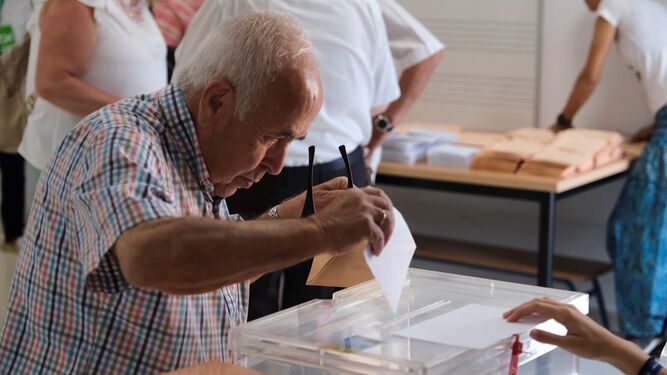Una persona vota en un colegio de Córdoba capital.