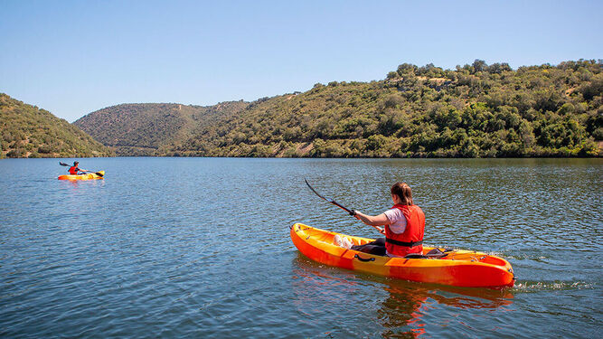 Navegación libre por zona delimitada para la navegación o ruta guiada por el Rio Bembézar son las dos opciones para los amantes del kayak