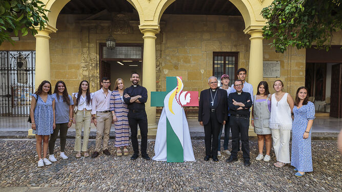 El obispo de Córdoba posa junto a jóvenes y sacerdotes que participarán en la JMJ de Lisboa.