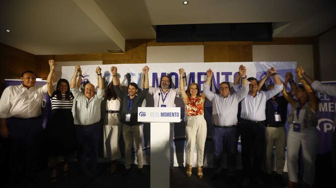 Molina, en el centro, junto a los candidatos del PP al Congreso de los Diputados y al Senado.