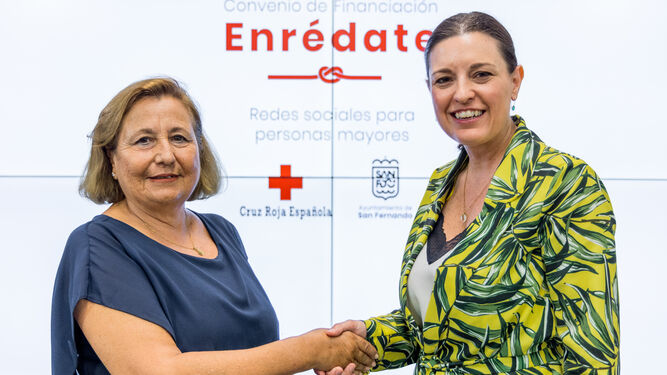 Patricia Cavada (d.) y Rosario Pavón, en la firma del convenio entre Ayuntamiento y Cruz Roja.