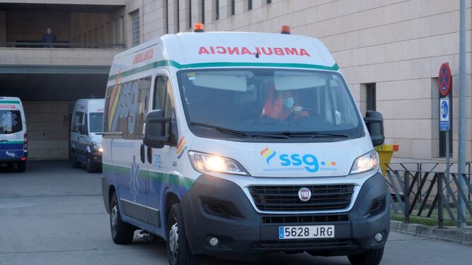 Una ambulancia sale del Hospital Reina Sofía.