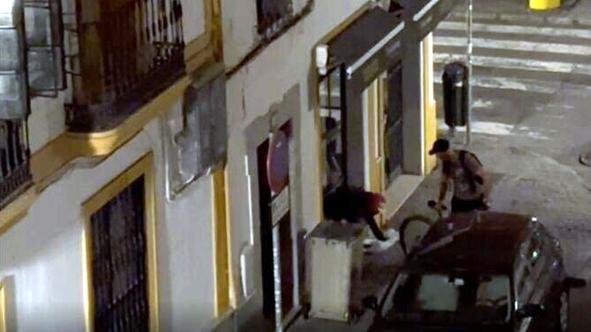 Los ladrones que robaron en el restaurante Taplato de San Lorenzo.