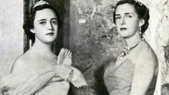 Rocío Falcó, a la izquierda, en una imagen juvenil de gala, y su madre, Hilda Fernández de Córdoba