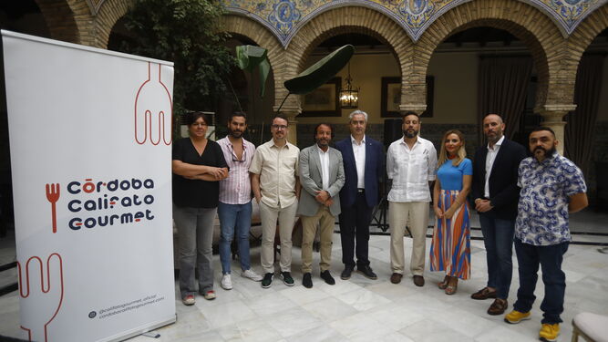 Representantes de la política y la gastronomía local durante la presentación de Córdoba Califato Gourmet 2023