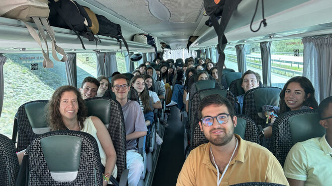 Los jóvenes de la Diócesis de Córdoba en uno de los autobuses hacia Lisboa.