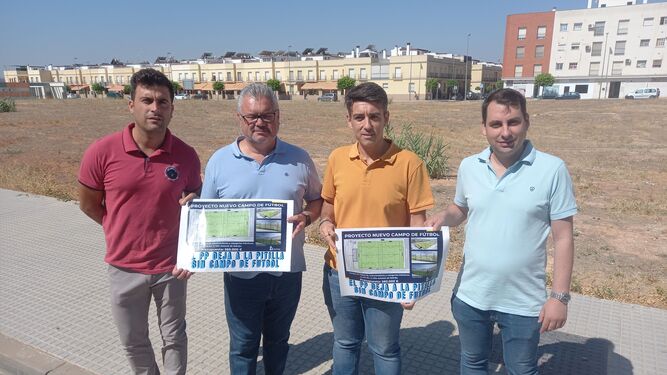 Ediles del PSOE muestran su proyecto del campo de fútbol en La Pitilla.