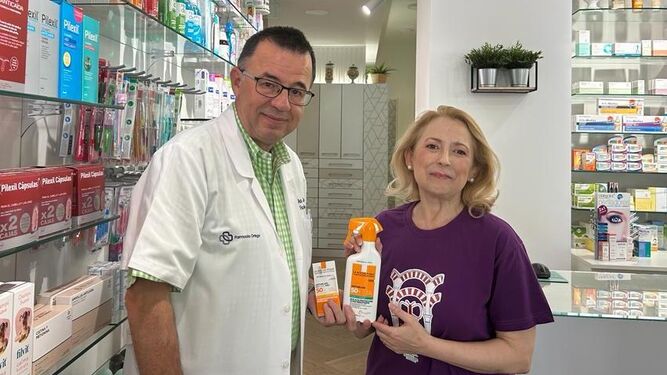 Un farmacéuticos de Córdoba entrega un kit de protección solar a una paciente.