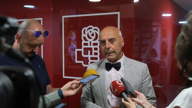 Antonio Hurtado habla con la prensa en la sede del PSOE de Córdoba.