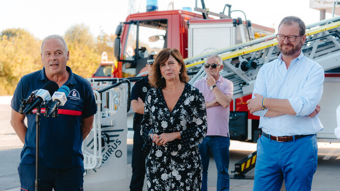 Matilde Esteo, en el centro, tras la entrega del vehículo al parque comarcal de bomberos.