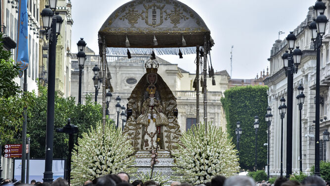 La Virgen de los Reyes lucirá el manto blanco regalo de Isabel II este 2023.