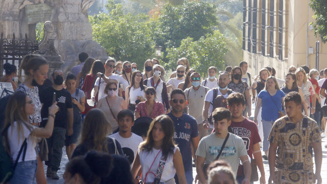 Grupos de personas caminan por el Casco Histórico de Córdoba.