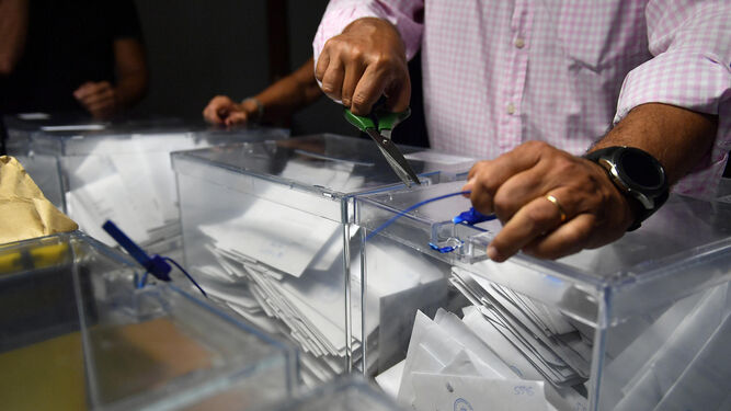 Trabajadoras de la junta electoral y representantes de partidos políticos inician el recuento de votos emitidos por los residentes en el extranjero para las elecciones generales el pasado 23 de julio.