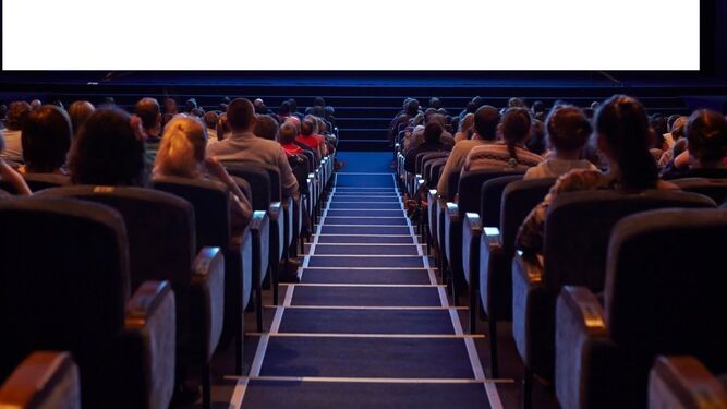 Asistentes a la proyección de una película en un sala de cine.