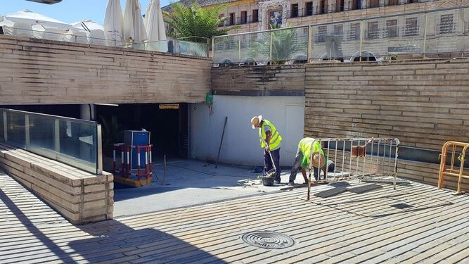 Un momento de las obras en el aparcamiento de la plaza de la Constitución de Baena.
