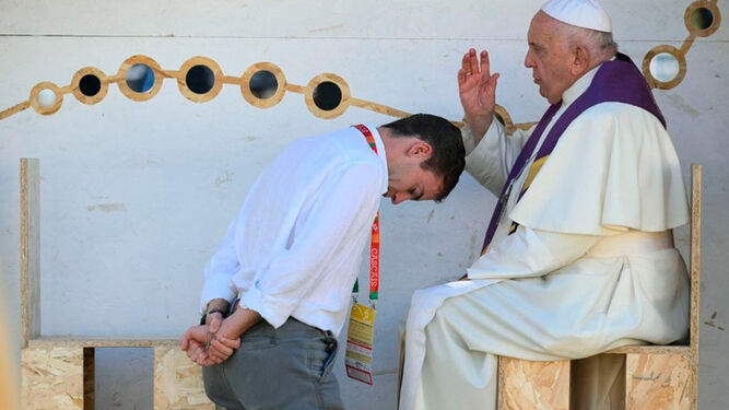 El Papa da la bendición al cordobés Francisco Valverde en la JMJ.