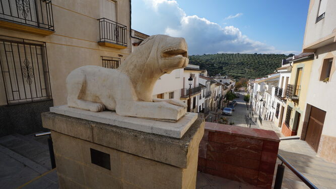 Réplica de la leona íbera en una calle de Nueva Carteya.