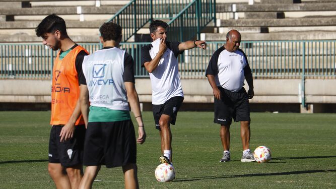 Iván Ania da órdenes durante un entrenamiento en la Ciudad Deportiva.