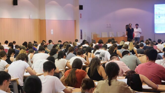 Estudiantes de Bachilleraro de Córdoba realizando un examen de la Pevau el pasado mes de julio.
