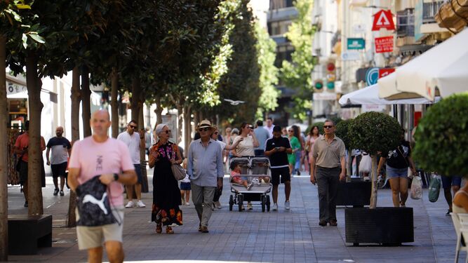 Viandantes paseando por el centro de Córdoba.