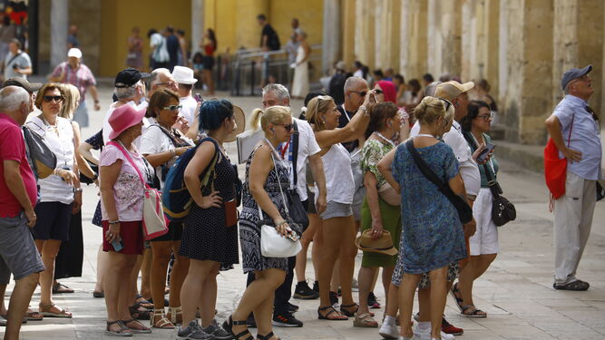 Cola de turistas para entrar en la Mezquita-Catedral de Córdoba.