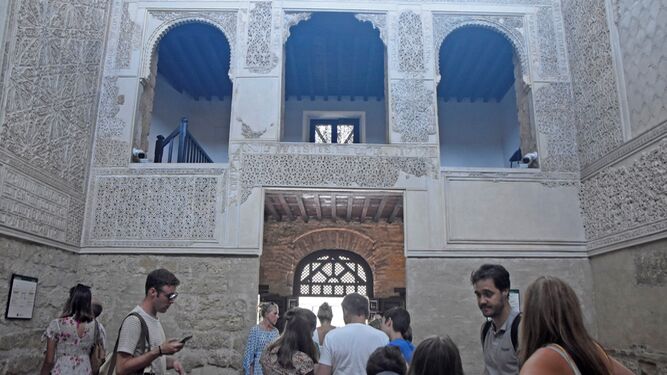 Turistas en el interior de la Sinagoga de Córdoba.