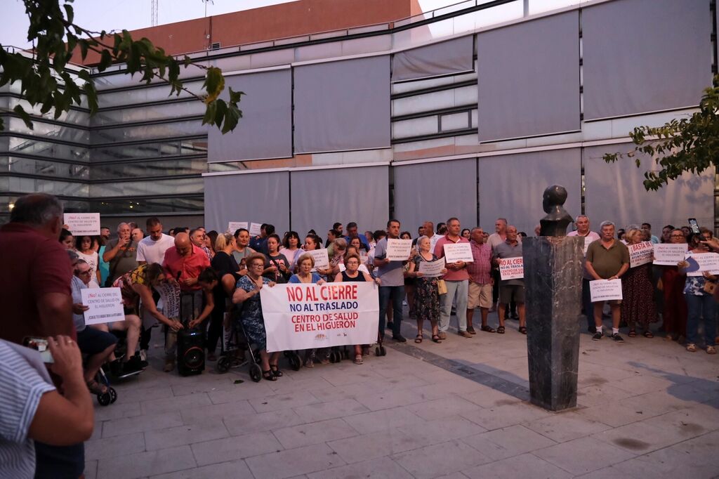 La protesta de los vecinos de El Higuer&oacute;n por el traslado de las consultas m&eacute;dicas, en im&aacute;genes