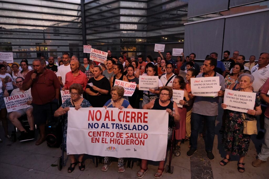 La protesta de los vecinos de El Higuer&oacute;n por el traslado de las consultas m&eacute;dicas, en im&aacute;genes