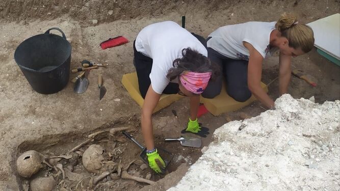 Trabajos de exhumación e identificación de las fosas comunes del Cementerio Municipal de San José de Cabra.