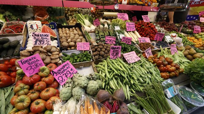 Imagen de archivo de frutas y verduras en el puesto de un mercado.