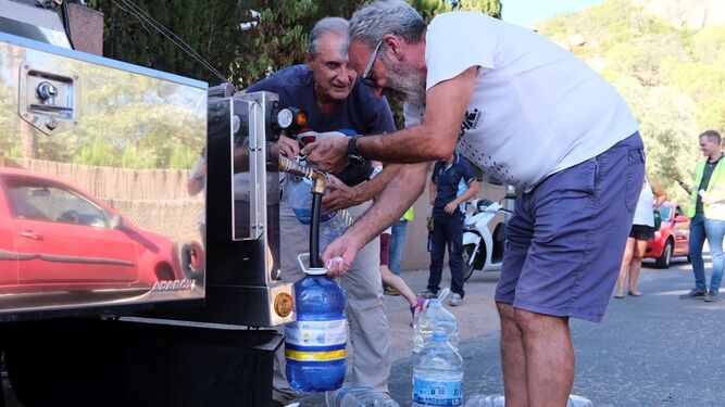 Vecinos de Las Jaras se abastecen de agua de los camiones cisterna de Emacsa.