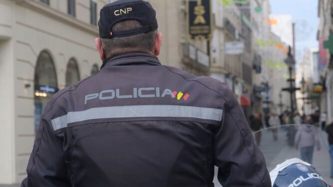 Un agente de la Policía Nacional, vigilando en la plaza de las Tendillas.