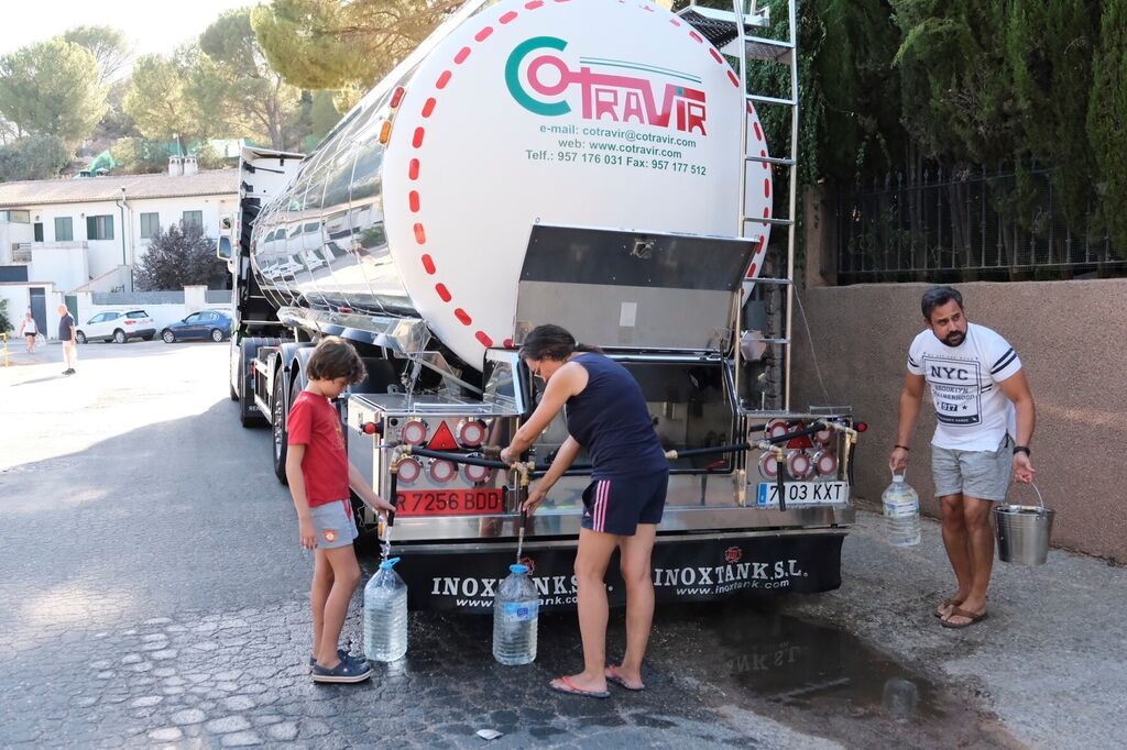 Los camiones cisterna de Emacsa ya abastecen a los vecinos de Las Jaras, en im&aacute;genes