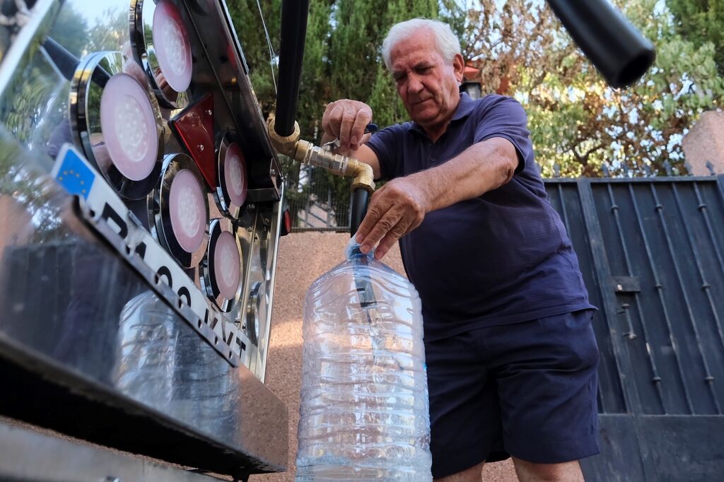Los camiones cisterna de Emacsa ya abastecen a los vecinos de Las Jaras, en im&aacute;genes